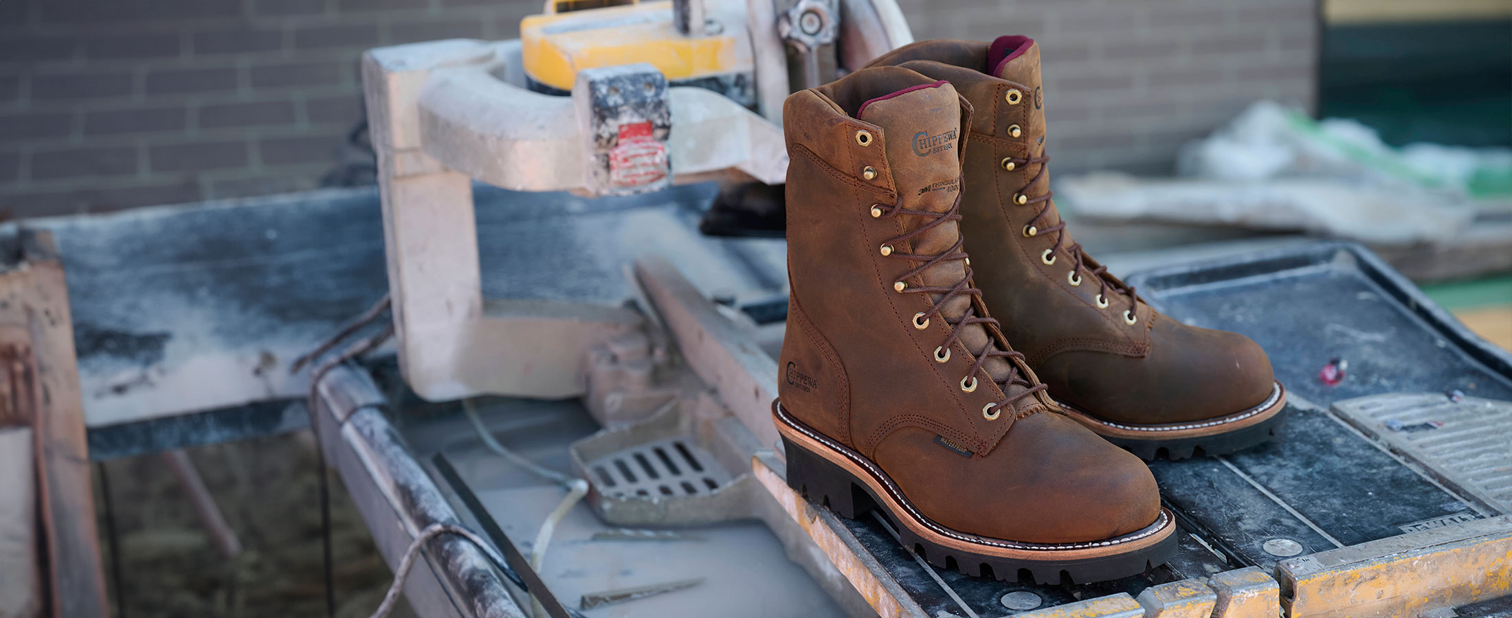 Las botas Logger con aislamiento con punta de acero impermeable Super Dna de 9" en color canela sobre metal.